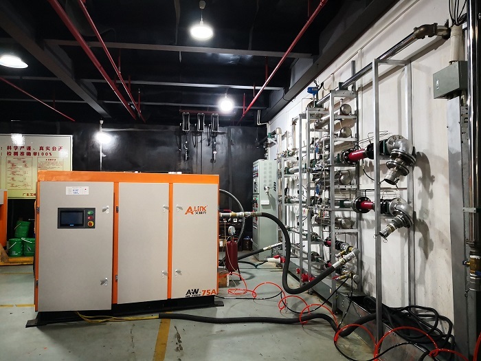 水潤(rùn)滑無(wú)油螺桿空壓機(jī)